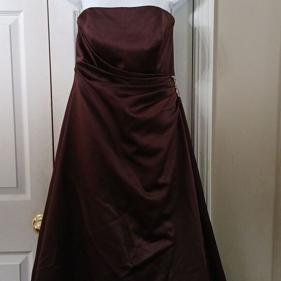 David's Bridal Brown Satin Gown with Side Drape and Brooch Sz 8 Style 8567 EUC - Picture 3 of 12